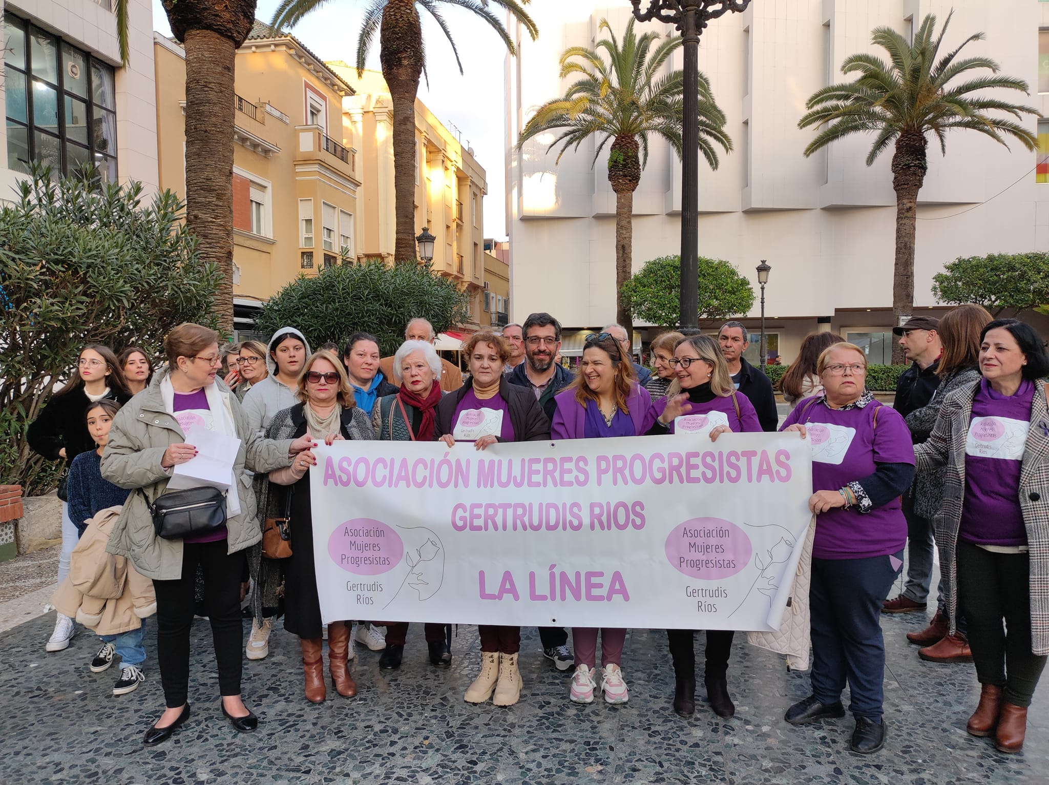 Un 8M reivindicativo y de reconocimientos. En esta imagen, un momento de la concentración de la a asociación de mujeres progresistas Gertrudis Ríos. 