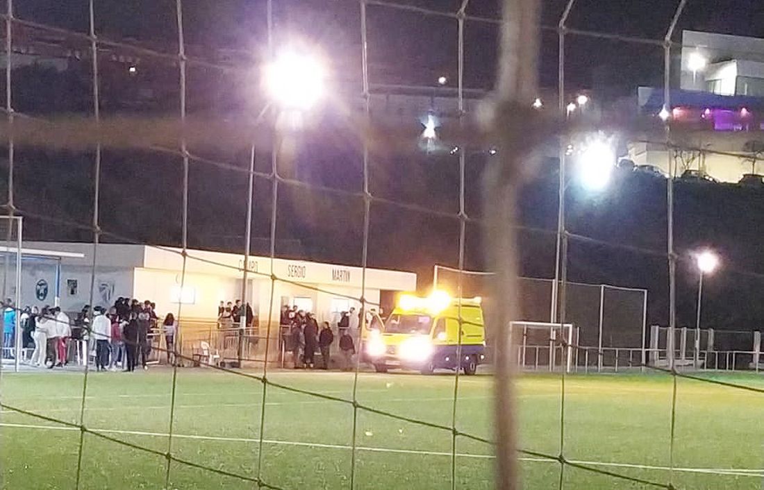 La ambulancia, en el 'Sergio Martín', tras la agresión sufrida por un jugador del juvenil de la AD Mirador B