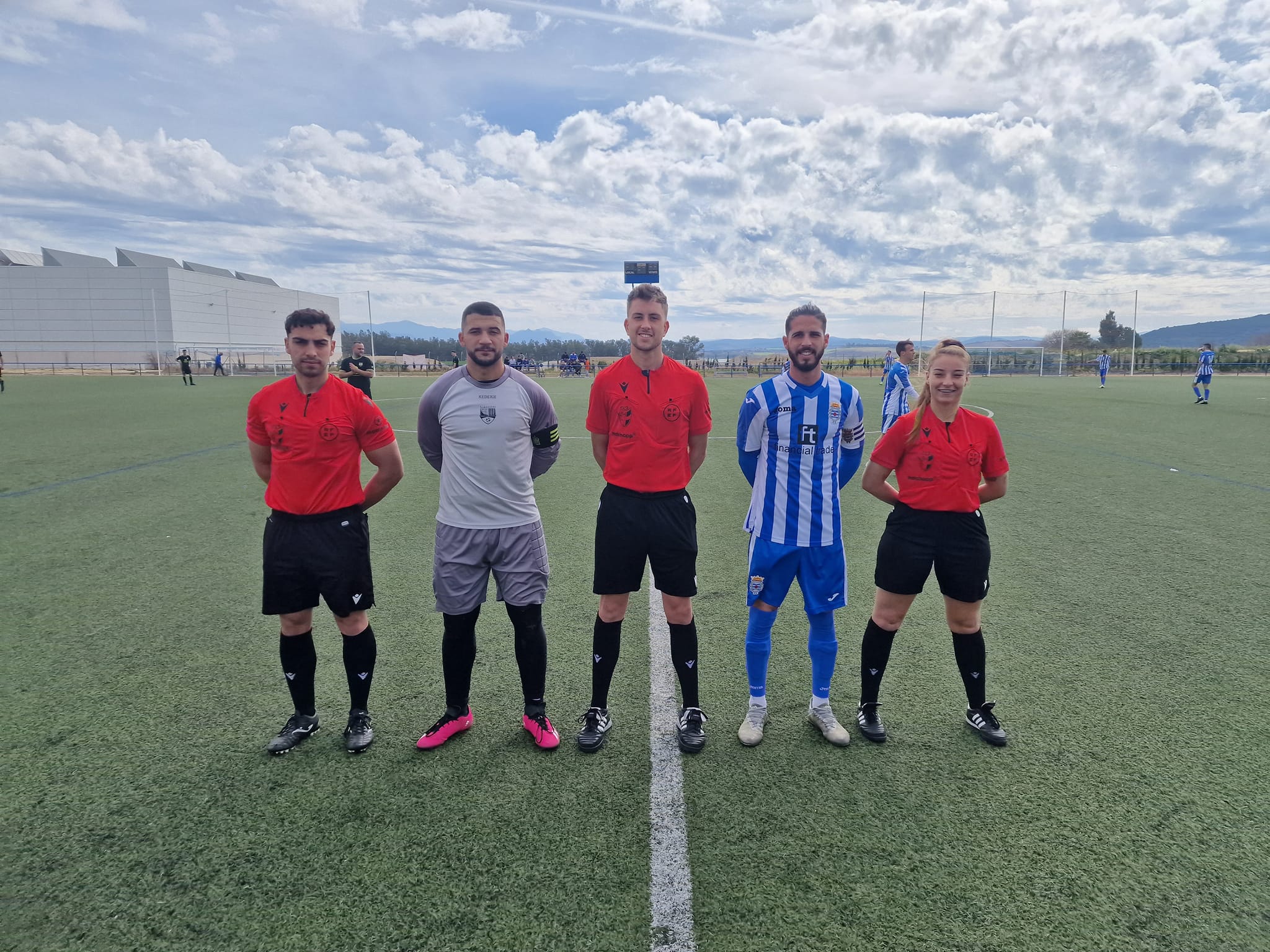 El trío arbitral con los capitanes de Atlético Pastores, José Manuel, y de la UD Bornense, José Ángel
