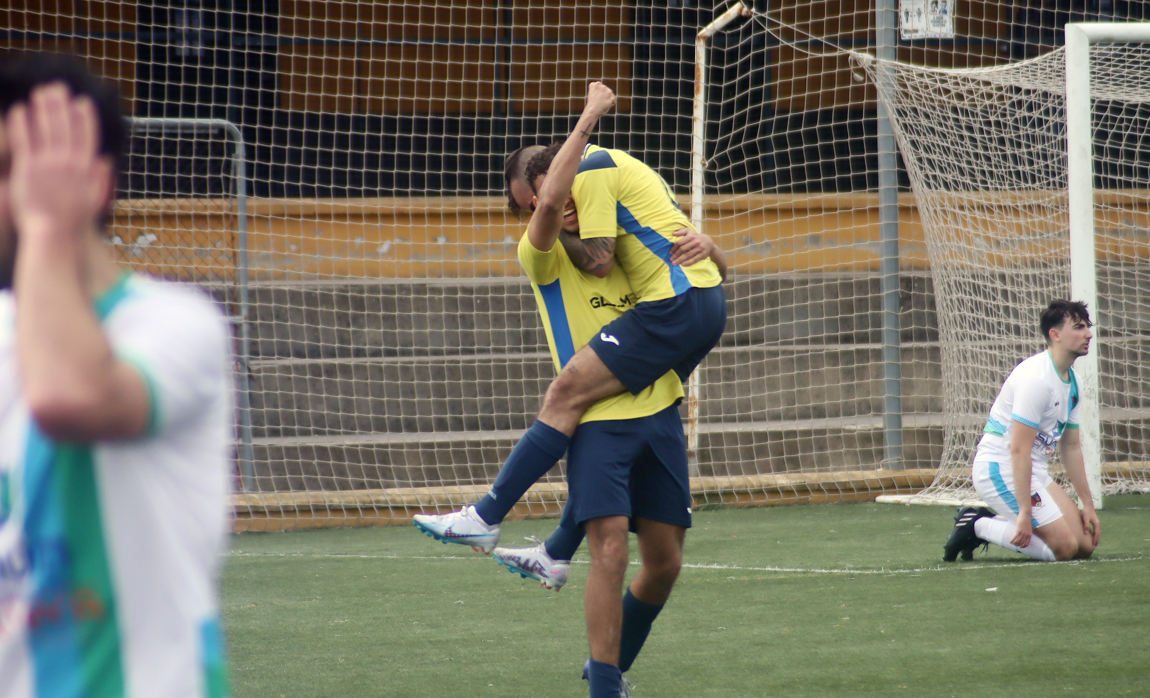 Raúl Corbacho se sube encima de Jose para celebrar el gol de éste para el 2-1 del Recreativo Bahía de Algeciras y el CD Olvera/Foto: Axel S.C.