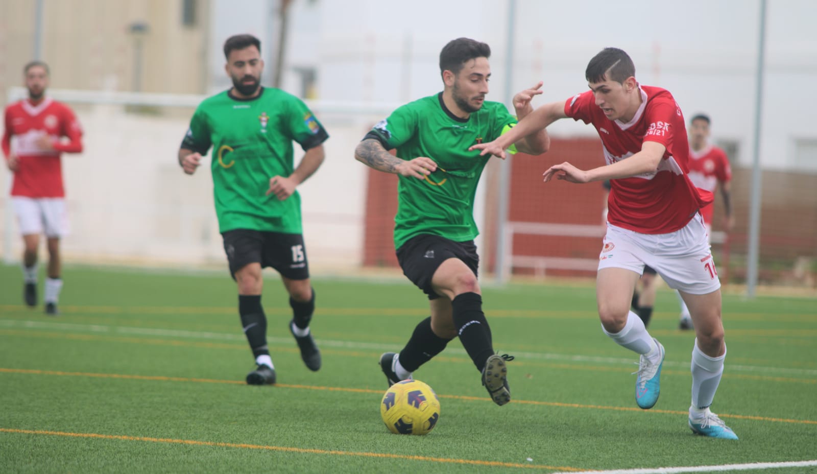 David Solís, del CD San Roque, trata de zafarse del capitán del Chiclana Industrial/Foto: Juan Molina