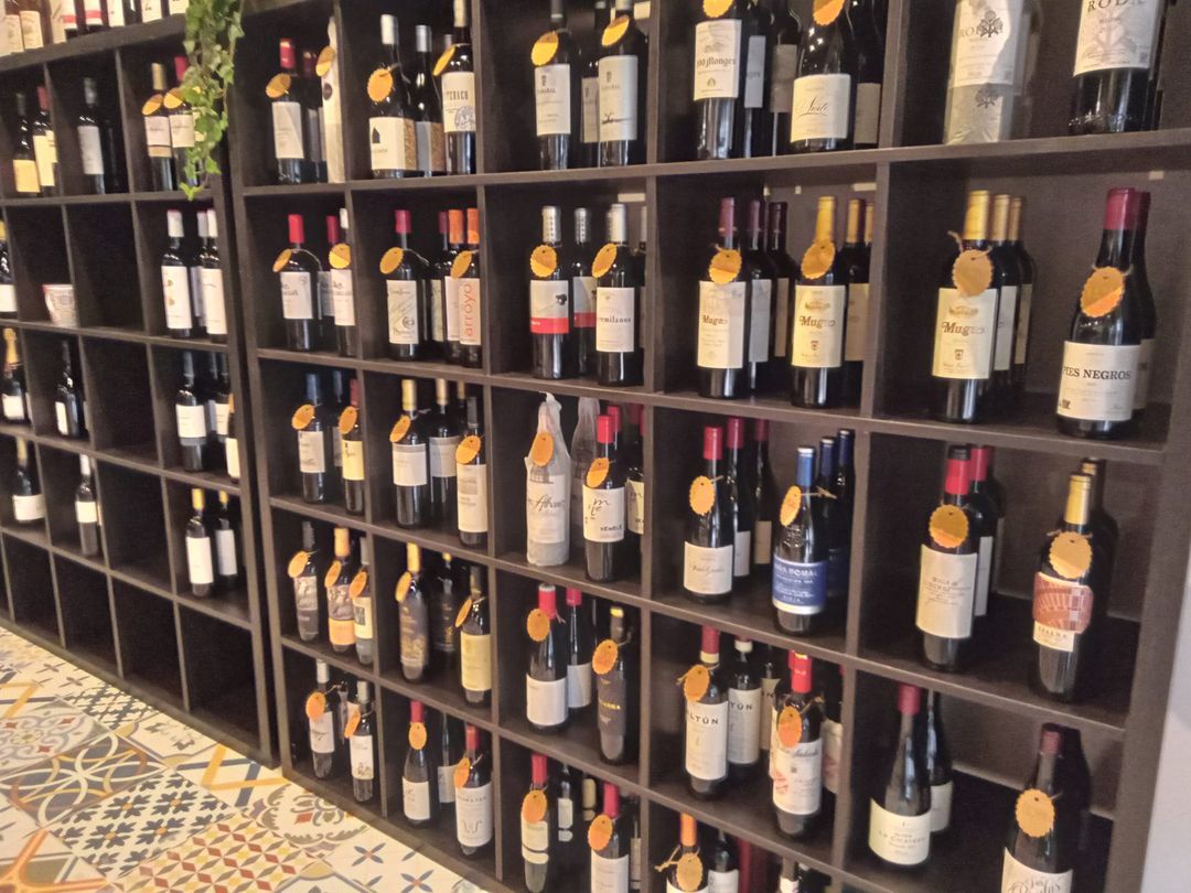 Vitrina de vinos en Enoteca Vendimia.