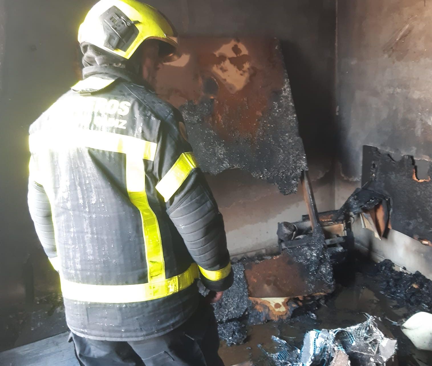Bomberos sofocan un incendio de vivienda en Tarifa. Foto: CBPC.