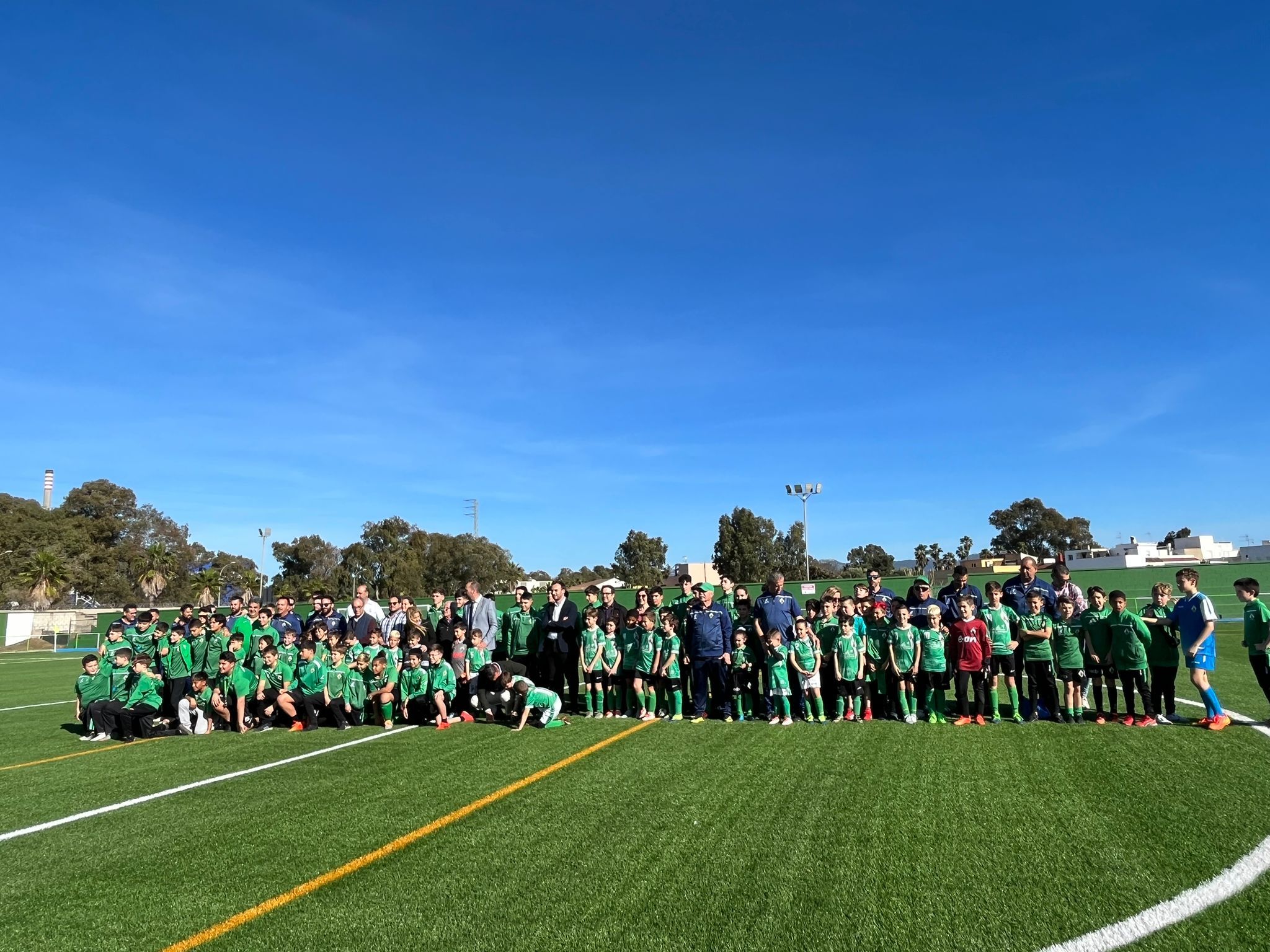 El campo de fútbol Gabriel Clavijo de Palmones luce nuevo césped. 