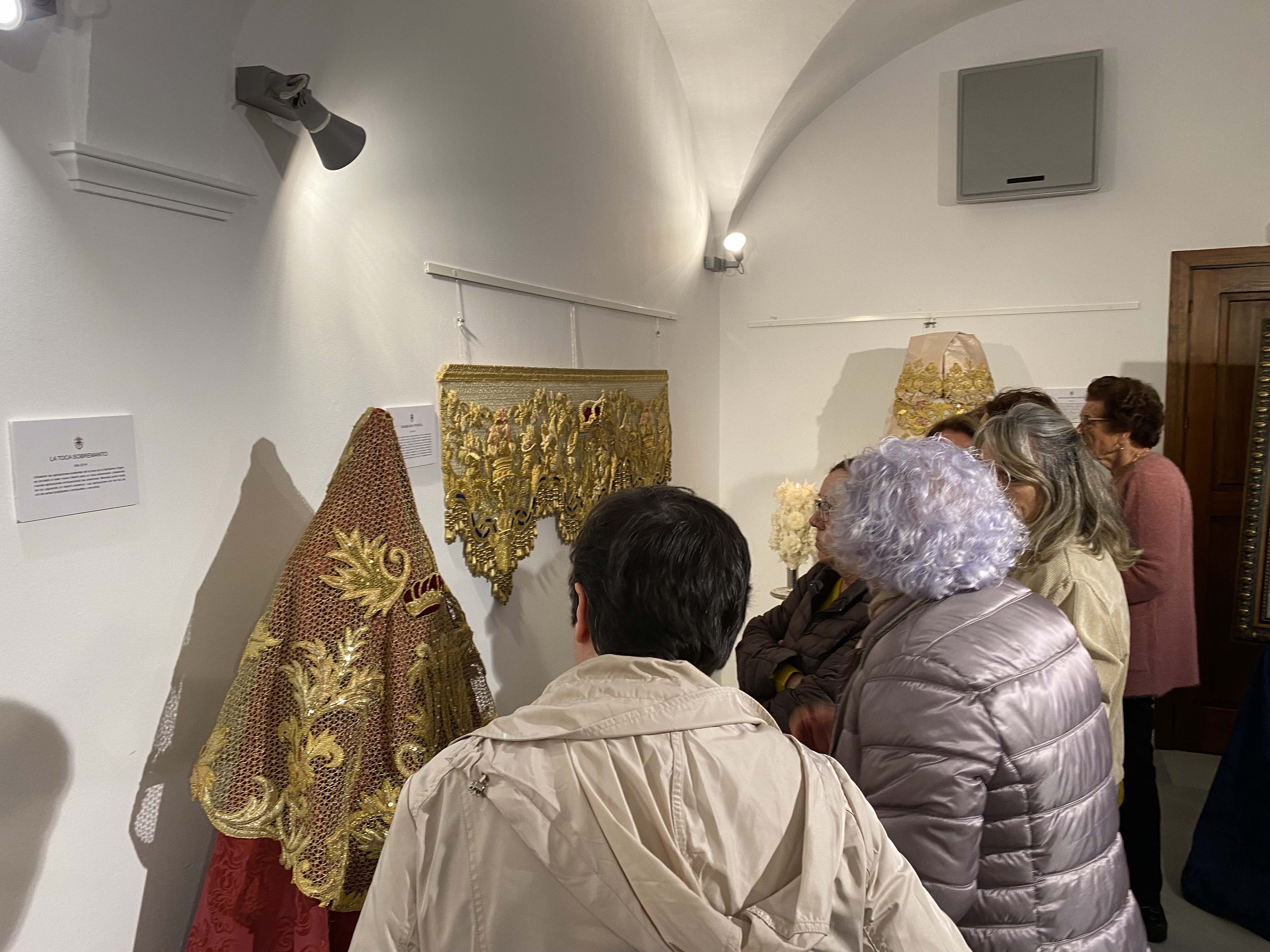 'Con puntadas de amor', una muestra del patrimonio cofrade de Los Barrios.