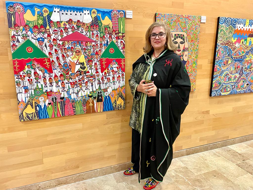 Zahira Tigtate muestra la cultura amazigh en una exposición en el Centro Documental.