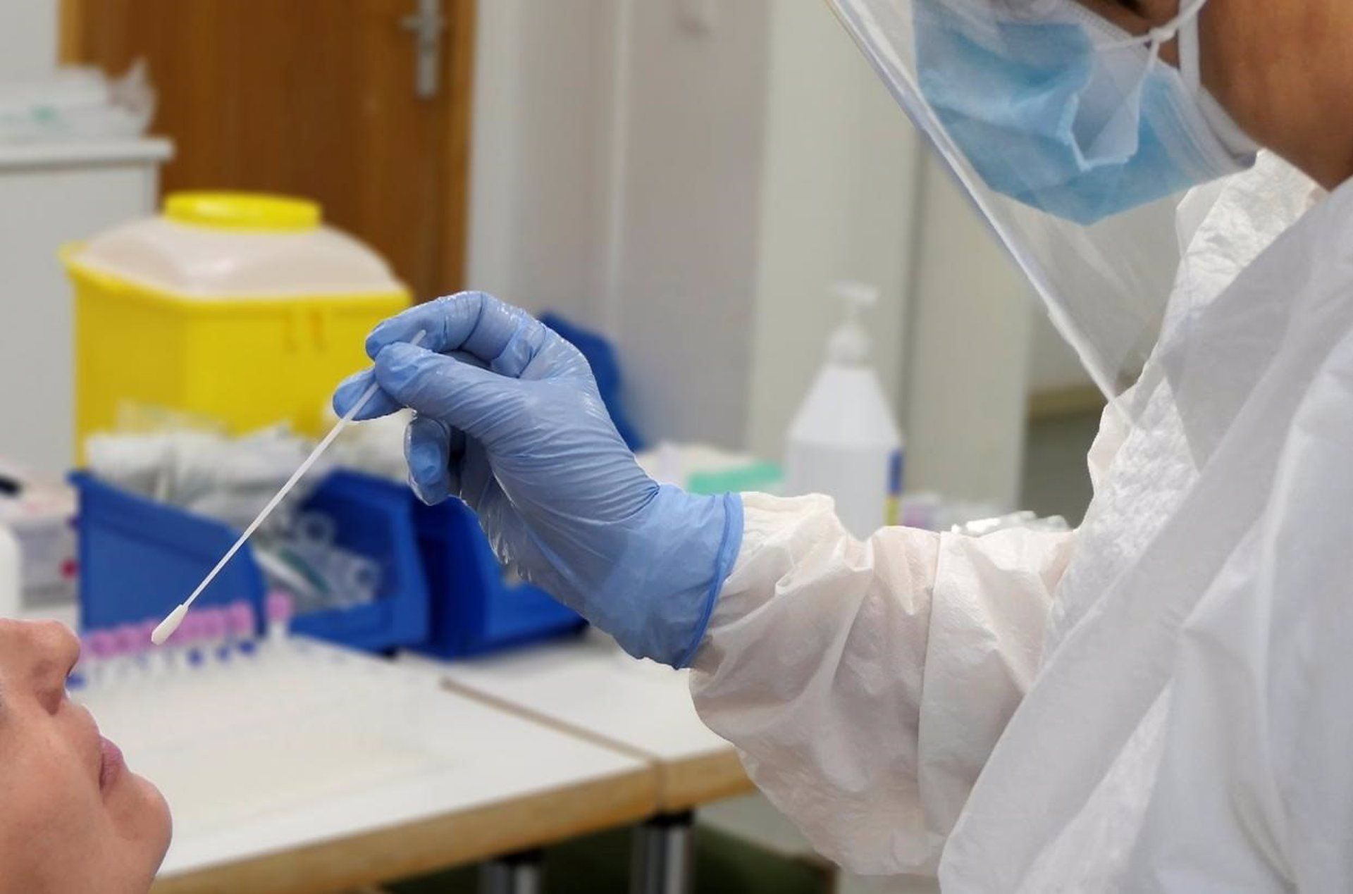 España registra una subida del 10% en el número de hospitalizados por covid en la última semana.