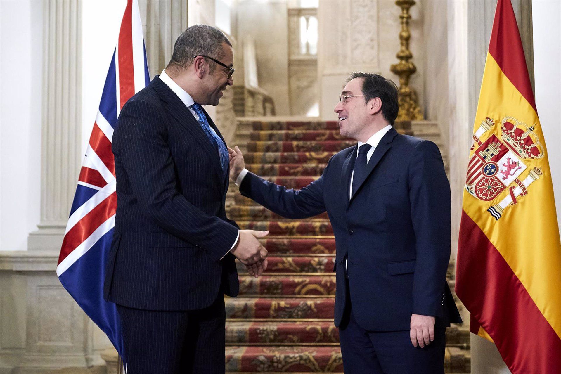 Londres asegura que trabaja "intensamente" para alcanzar un acuerdo sobre Gibraltar. En esta imagen, el ministro de Asuntos Exteriores José Manuel Albares (d) recibe a su homólogo británico James Cleverly (i). Foto: A. Pérez Meca - Europa Press - Archivo.