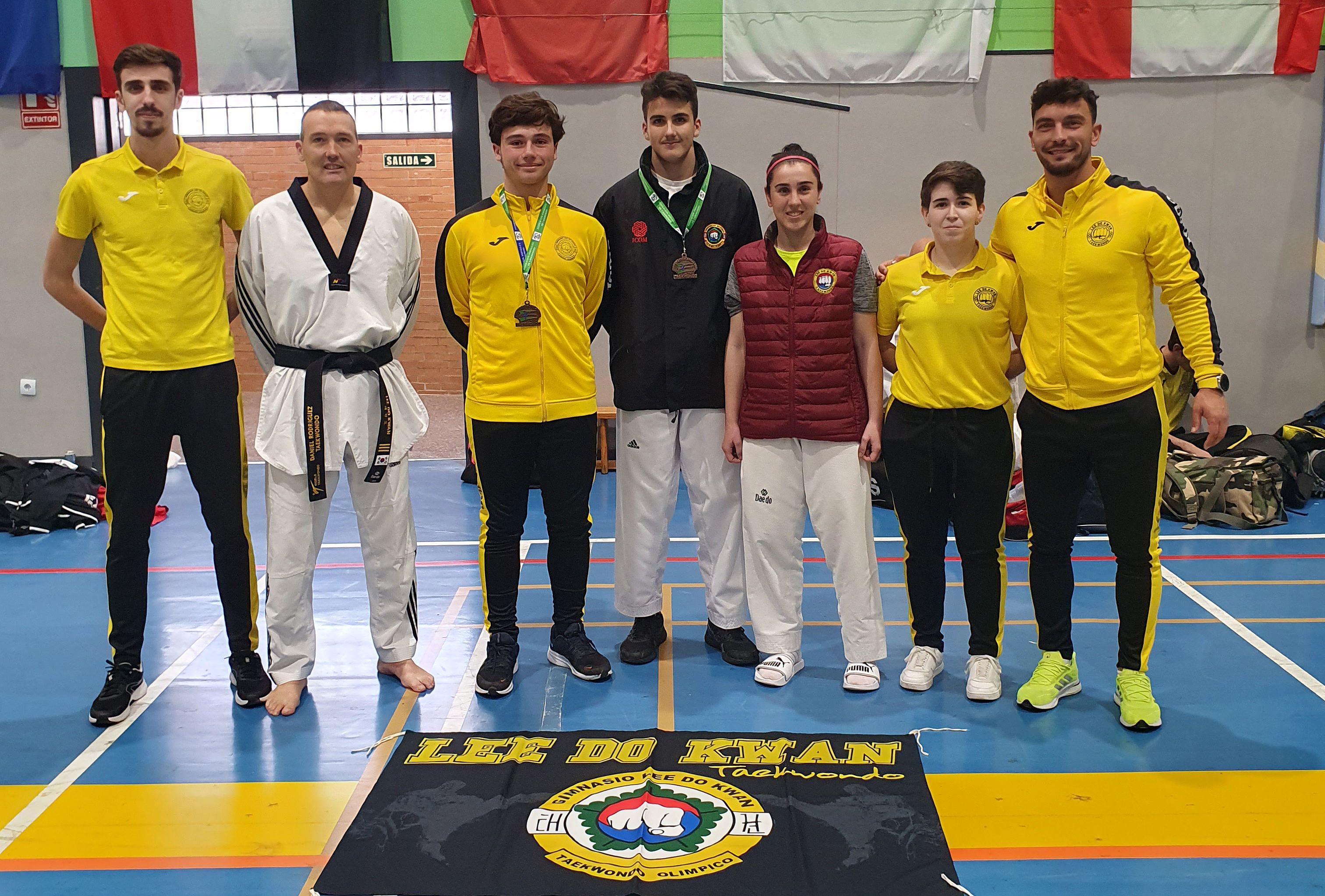 Los componentes del Lee Do Kwan posan con sus medallas en el Andaluz sub-21 y Máster