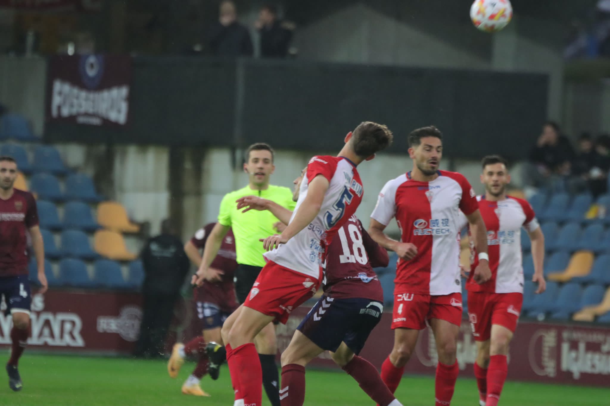Nico despeja de cabeza en el duelo disputado en Pasarón. FOTO: Pontevedra FC