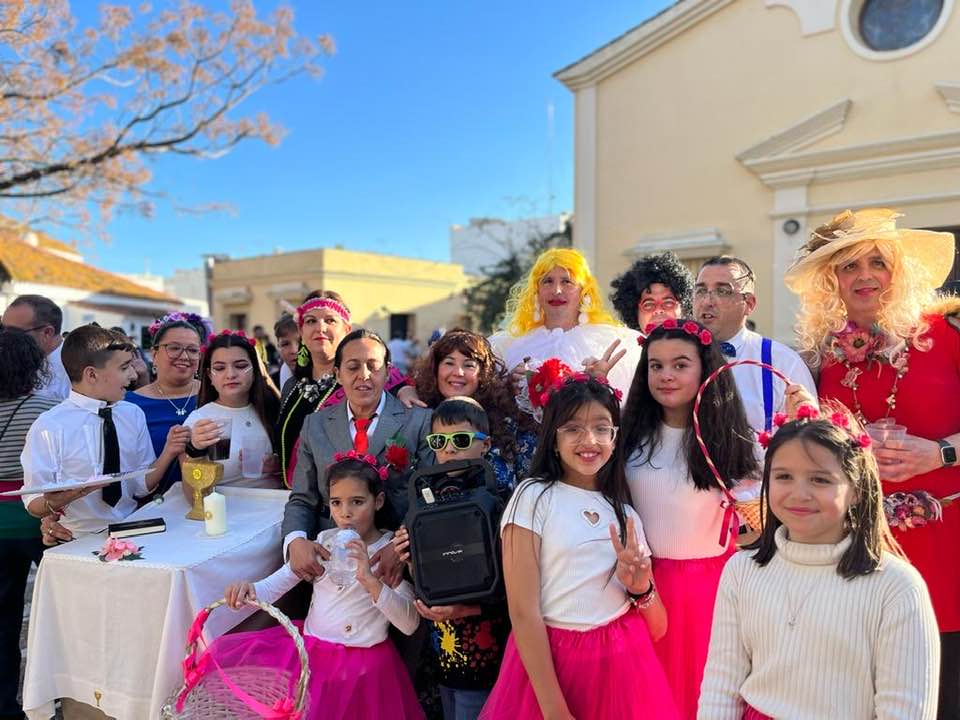 Los Cortijillos se vuelca con su Carnaval.