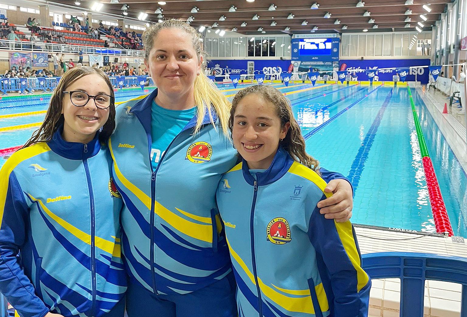 De izquierda a derecha: Aitana Domínguez, la entrenadora Isabel 'Chiki' Esteban, y María Marín