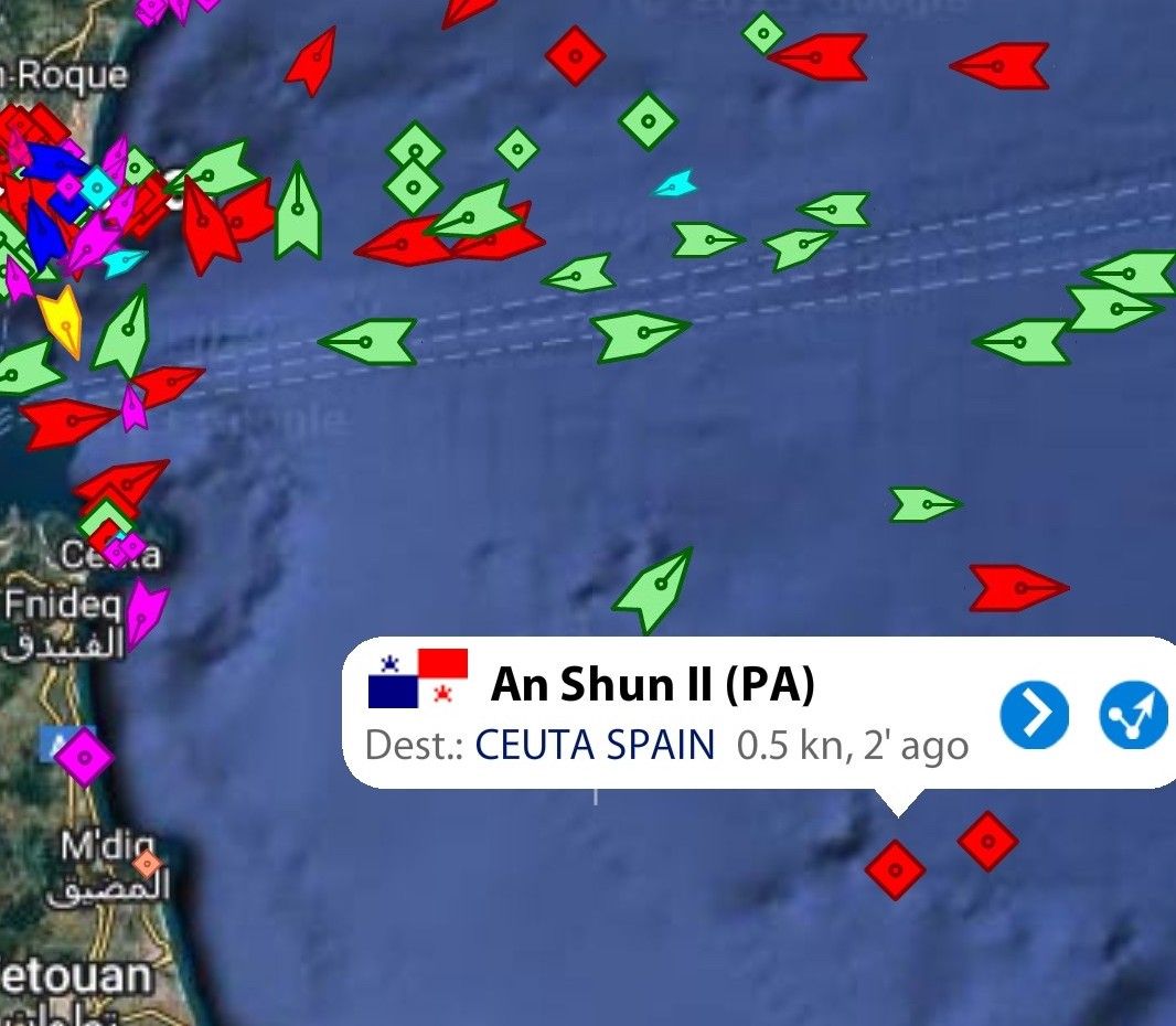 Verdemar alerta de la llegada de buques rusos al mar de Alborán para hacer bunkering .