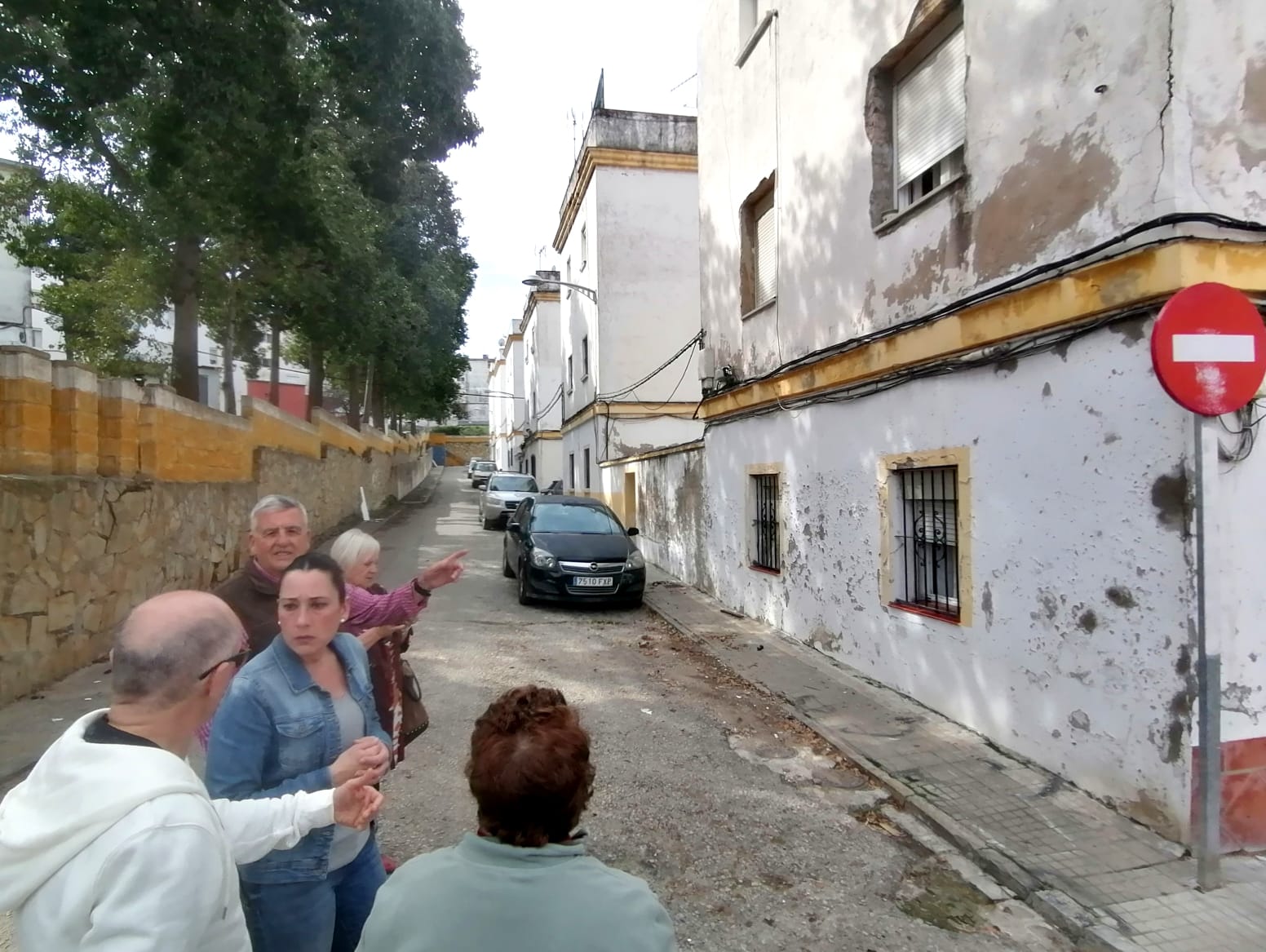 Grietas en bloques calle Andalucía. El PSOE de Algeciras critica el estado de los bloques de la calle Andalucía en La Piñera