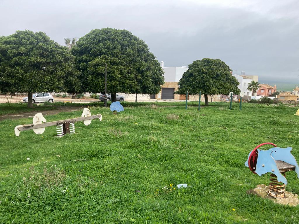 Imagen de un parque infantil en mal estado en La Tahona.