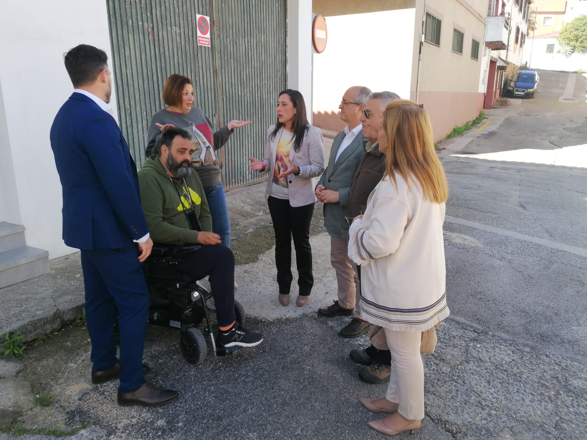 Miembros del PSOE, con los afectados de la calle Hortensia, fuera del Plan de Asfaltado.