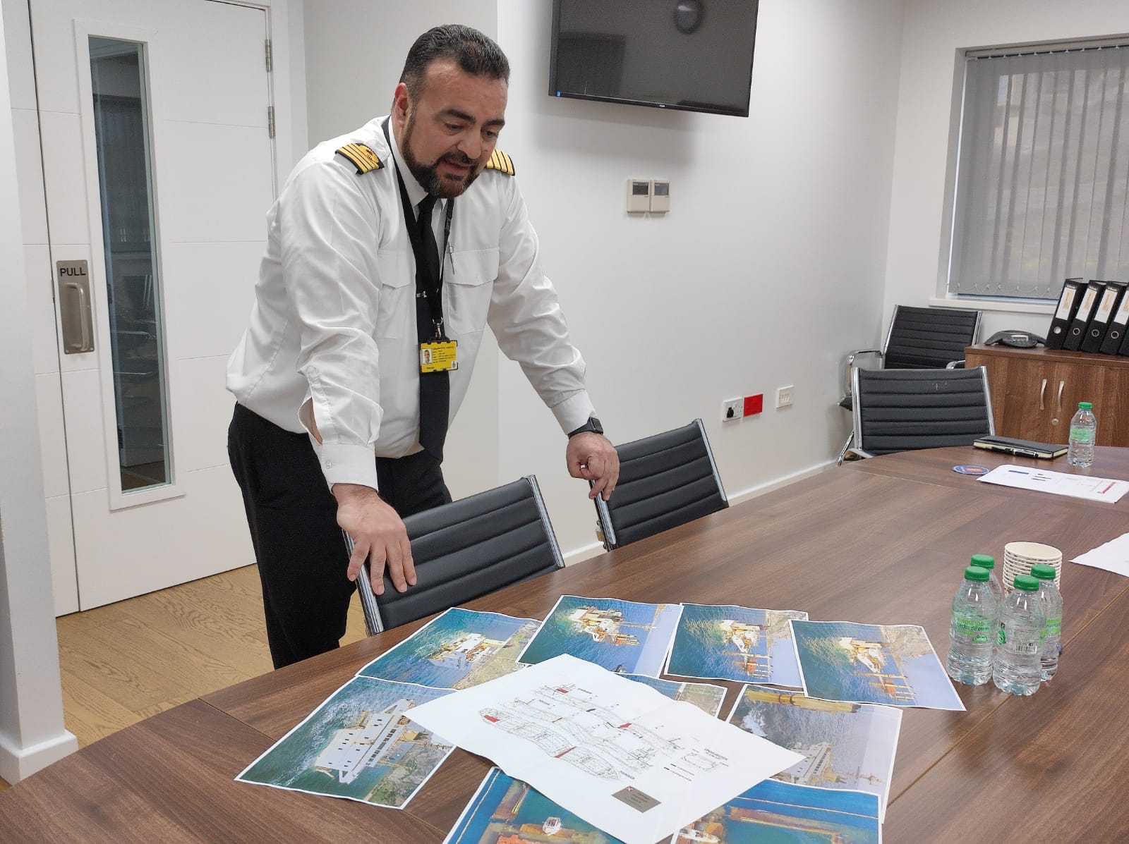 John Ghio, capitán del Puerto de Gibraltar: "Esta es una Bahía segura". En esta imagen, el propio Ghio, en un momento del encuentro con 8Directo.