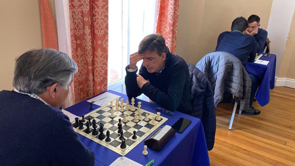 Una de las partidas del Globales Hoteles, primer equipo del Club Ajedrez Algeciras, ante los sevillanos del Clínica Dental Zabaleta
