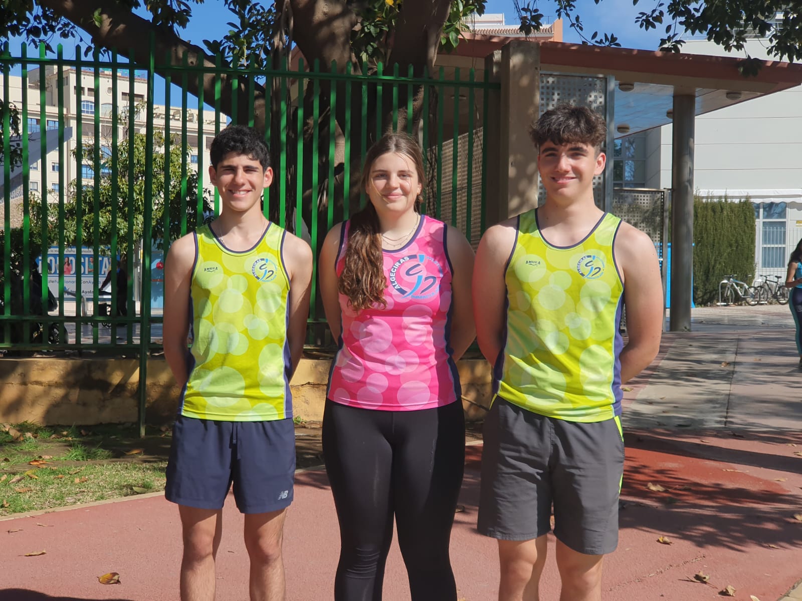 De izquierda a derecha: Miguel Hernández, Julia Marina Del Río y Lucas Fernández, del CA La Inmaculada