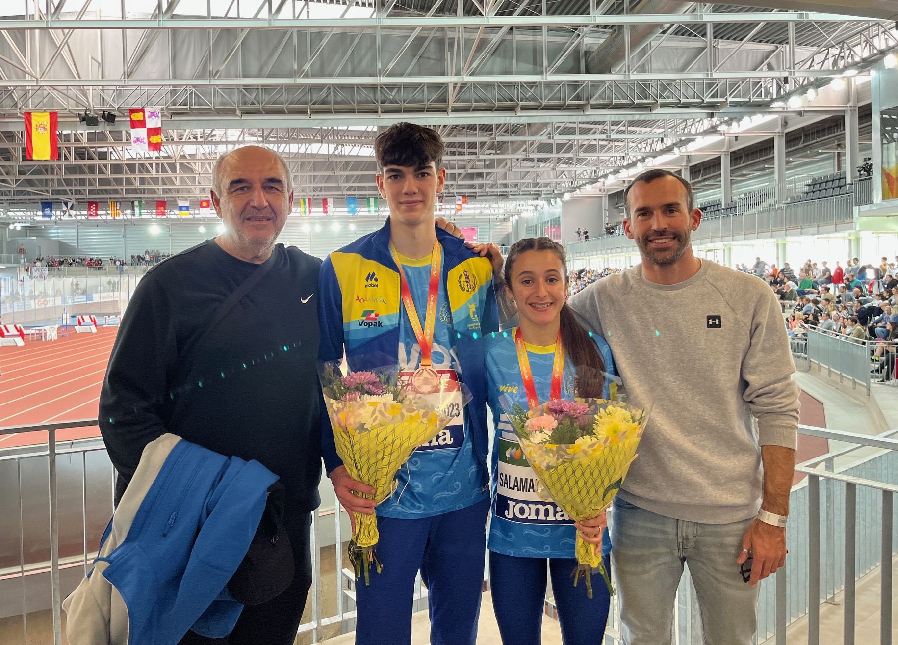 Paco Medina, Nacho Cruceira, Marina Delgado y Saúl Sáez, con sus medallas en el Nacional