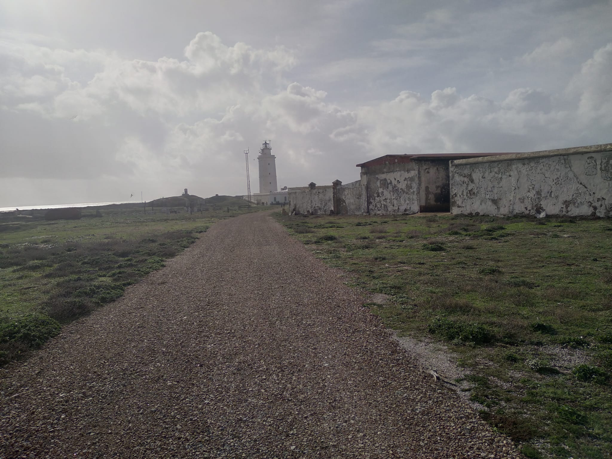 Imagen de la Isla de las Palomas, con el Centro de Interpretación al fondo.