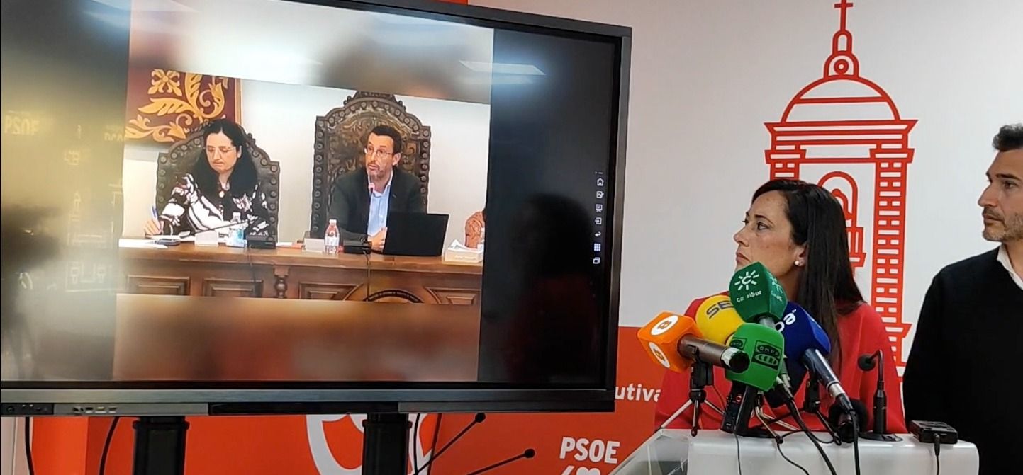 Una imagen del vídeo de Franco hablando de los policías locales, emitido en la sede del PSOE de Algeciras.