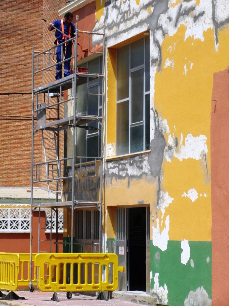 El Ayuntamiento ejecuta obras de mejoras y conservación en centros educativos de La Línea