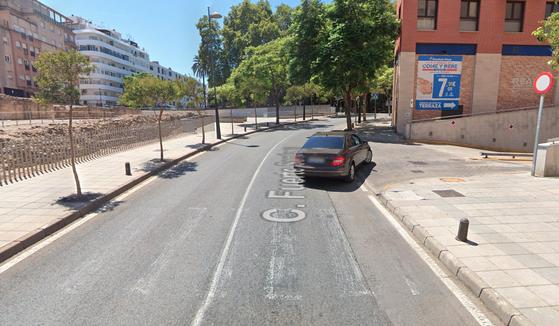 La deflagración de un alcantarillado en la calle Fuerte Santiago deja sin luz a los vecinos.