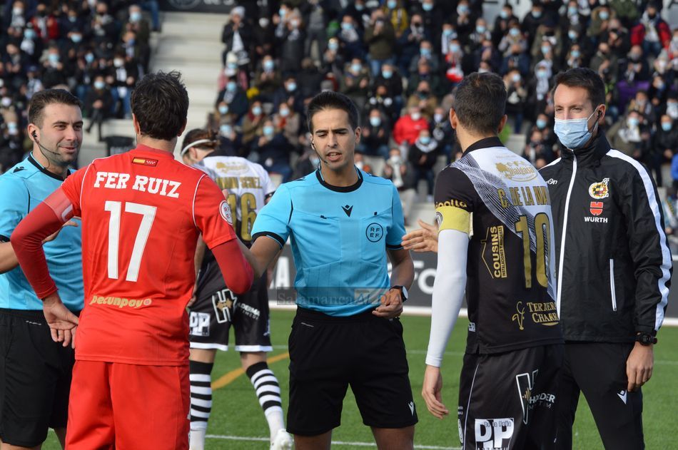 Aimar Velasco Arbaiza, con los capitanes de Unionistas Salamanca y UD San Sebastián de los Reyes, pita el sábado a la RB Linense/Foto: Noticias Salamanca