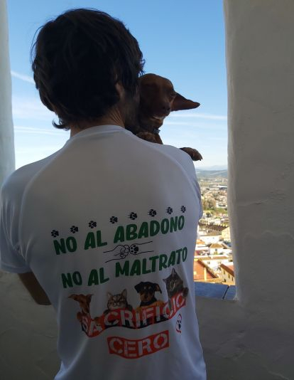 Javi Martínez con la pequeña Lola, una podenquita que adoptó hace dos años.