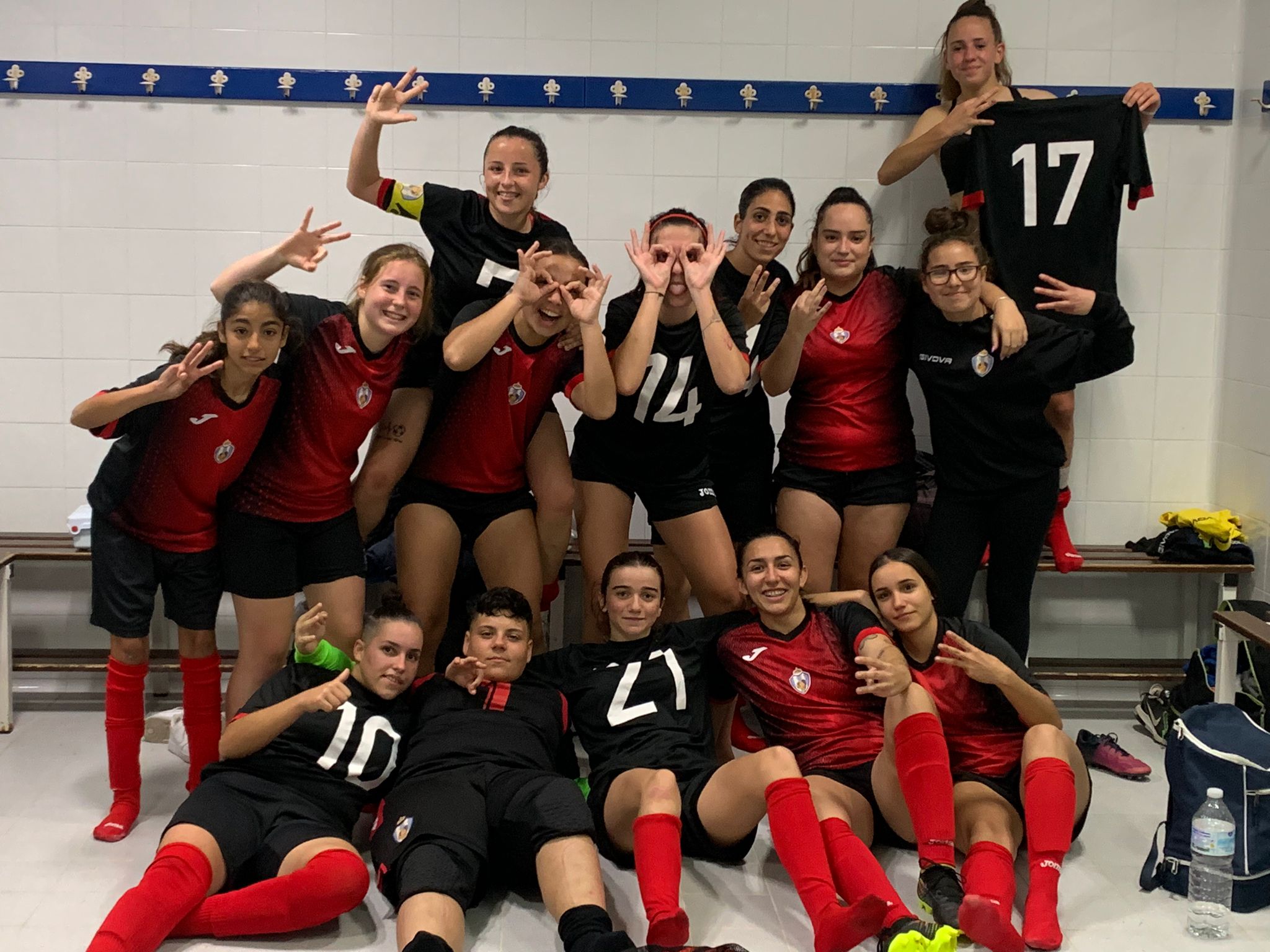 Las jugadoras del Linense FCB festejan en el vestuario el triunfo en Arcos