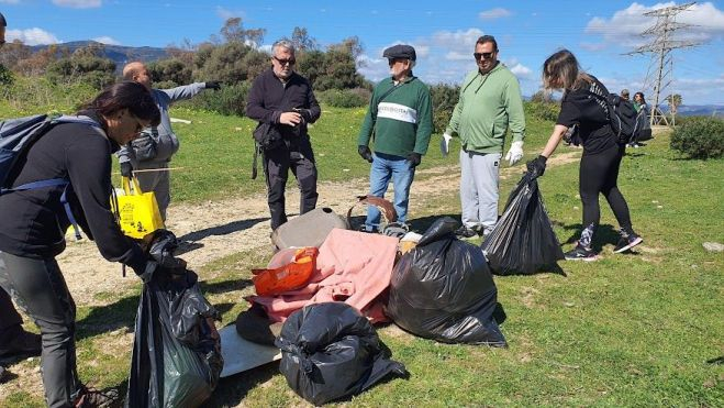Ecologistas recogen 800 kilos de basura en la laguna Huerta de Las Pilas en Algeciras 
