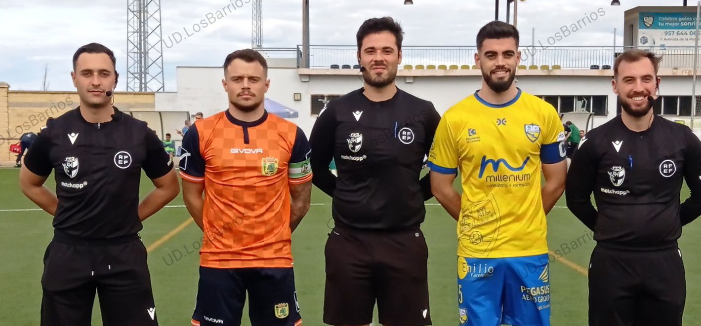 Los capitanes de UD Los Barrios y Atlético Palma del Río, con los capitanes