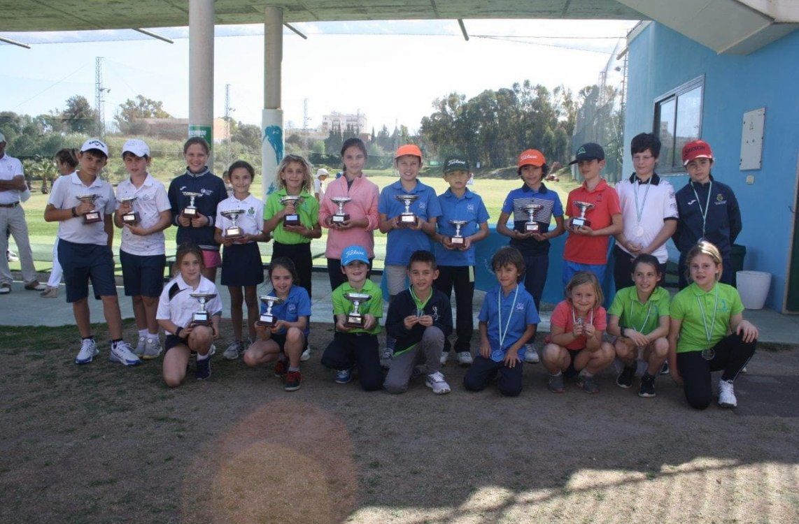 Los premiados en la cita del Pequecircuito Andaluz de golf disputado en la Escuela Municipal Miguel Ángel Jiménez