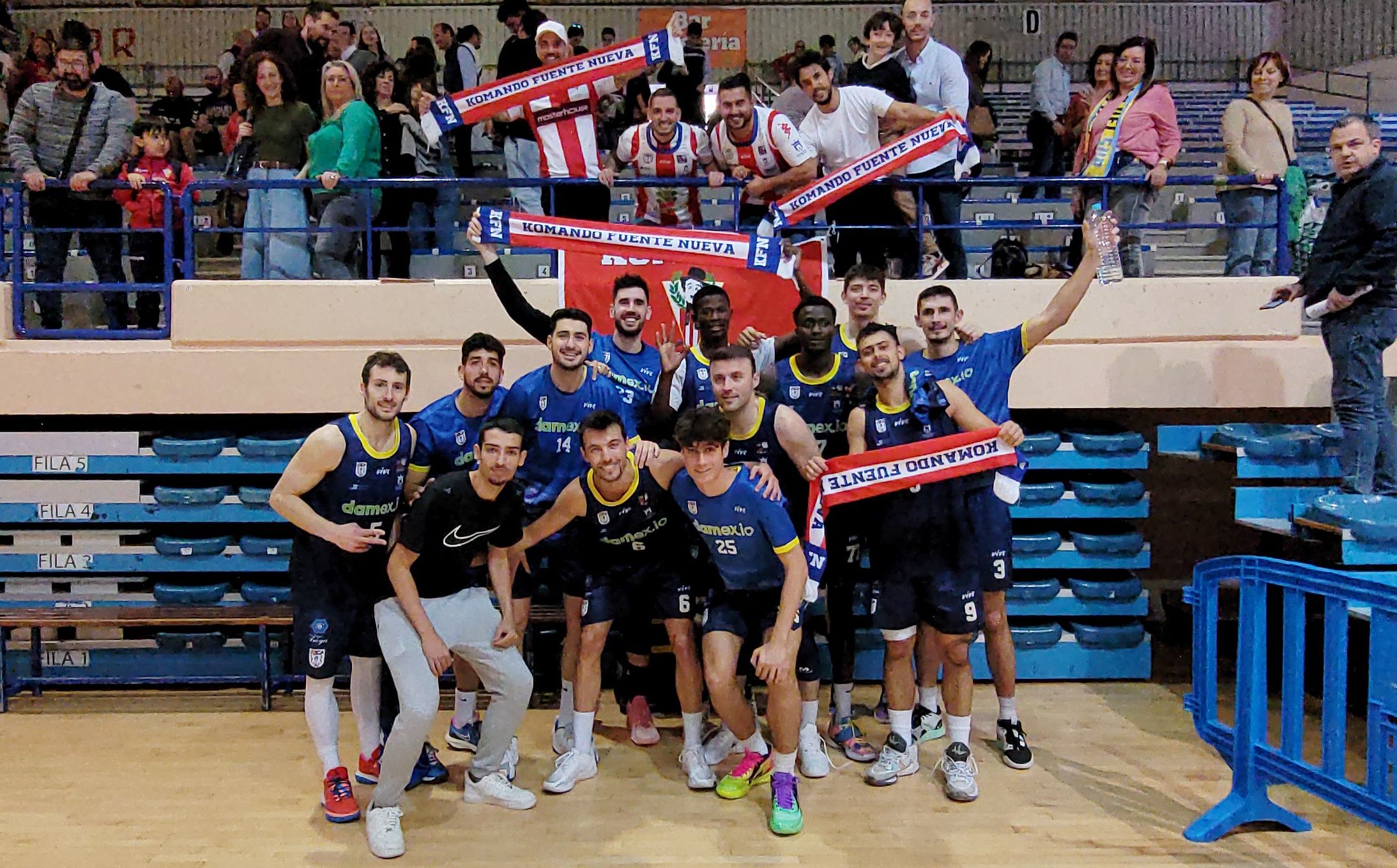 Los jugadores de Damex UDEA Algeciras festejan con la afición el pase al 'play-off' de ascenso a la LEB Oro