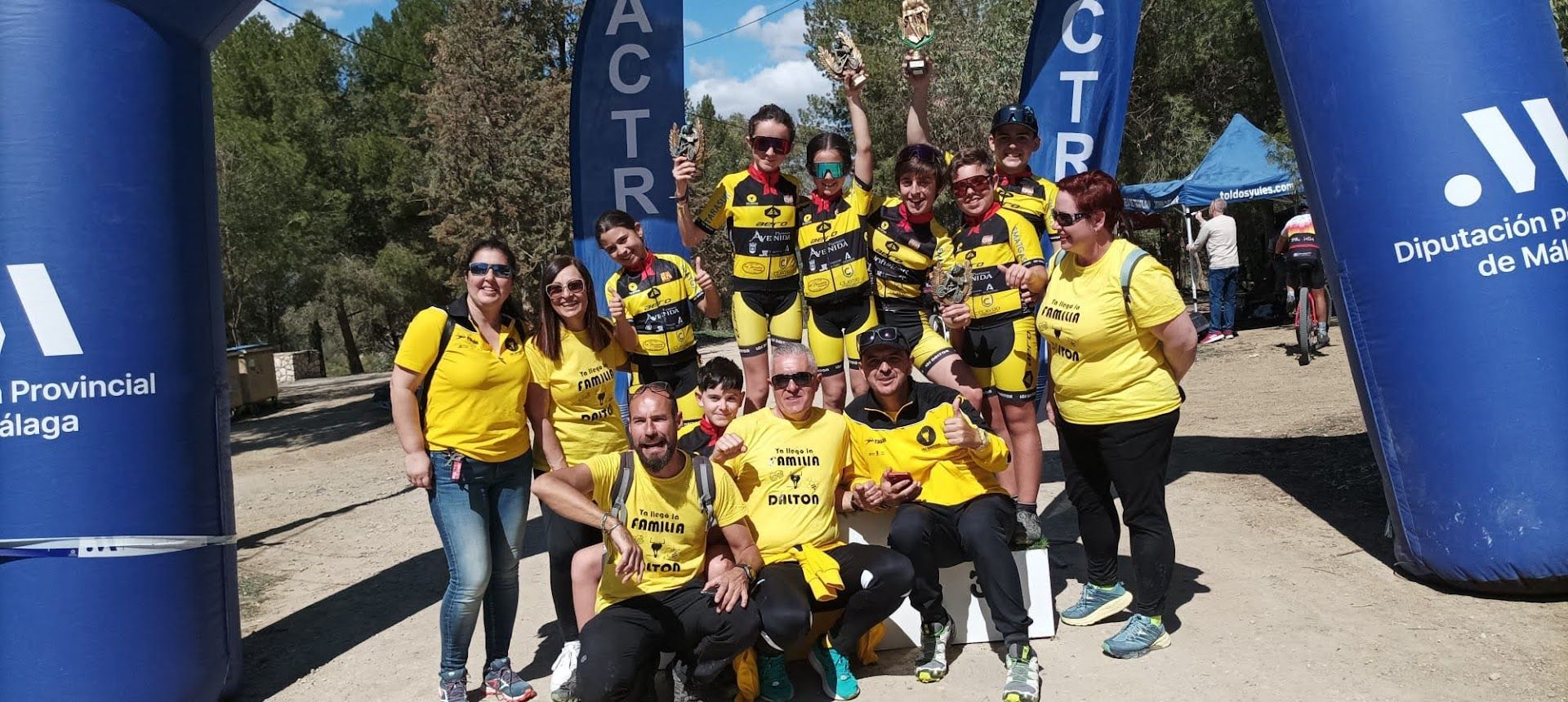 Los integrantes del CC Los Dalton en la localidad malagueña de La Viñuela