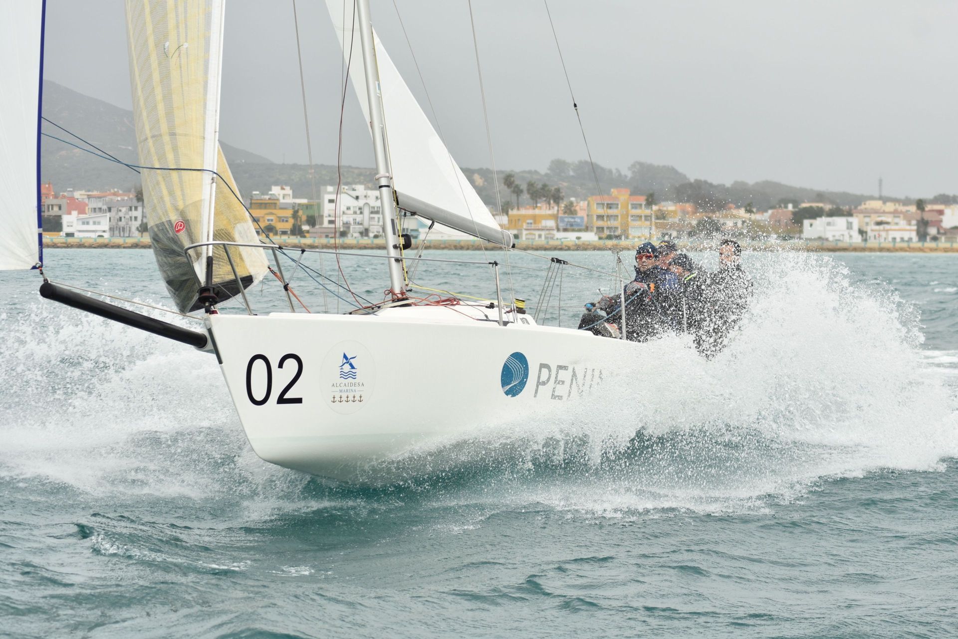 El 'Península', durante la regata en aguas de La Línea de la Concepción en el Circuito Alcaidesa Marina de J/80