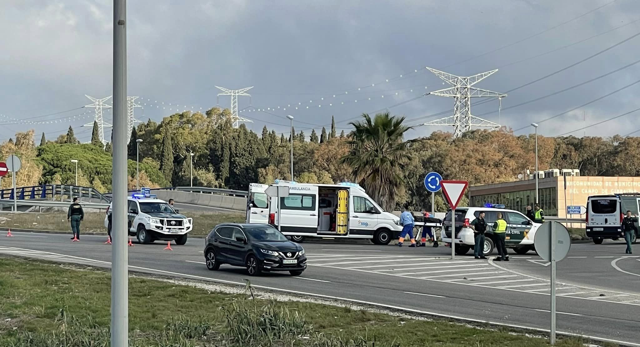 Zona regulada por la Guardia Civil tras la caída de moto de un hombre..