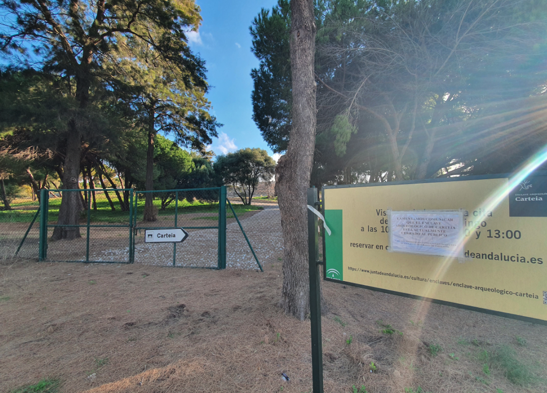 Entrada a Carteia, con un cartel que informa de su cierre al público.