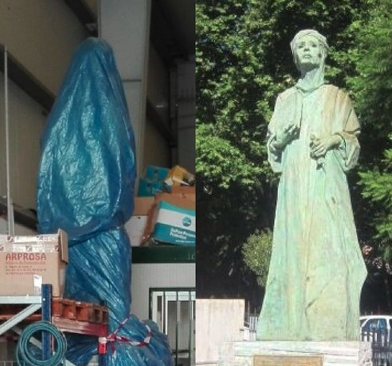 La estatua de Almanzor, envuelta en plástico, y en su emplazamiento original, en un montaje del Partido Andalusí.