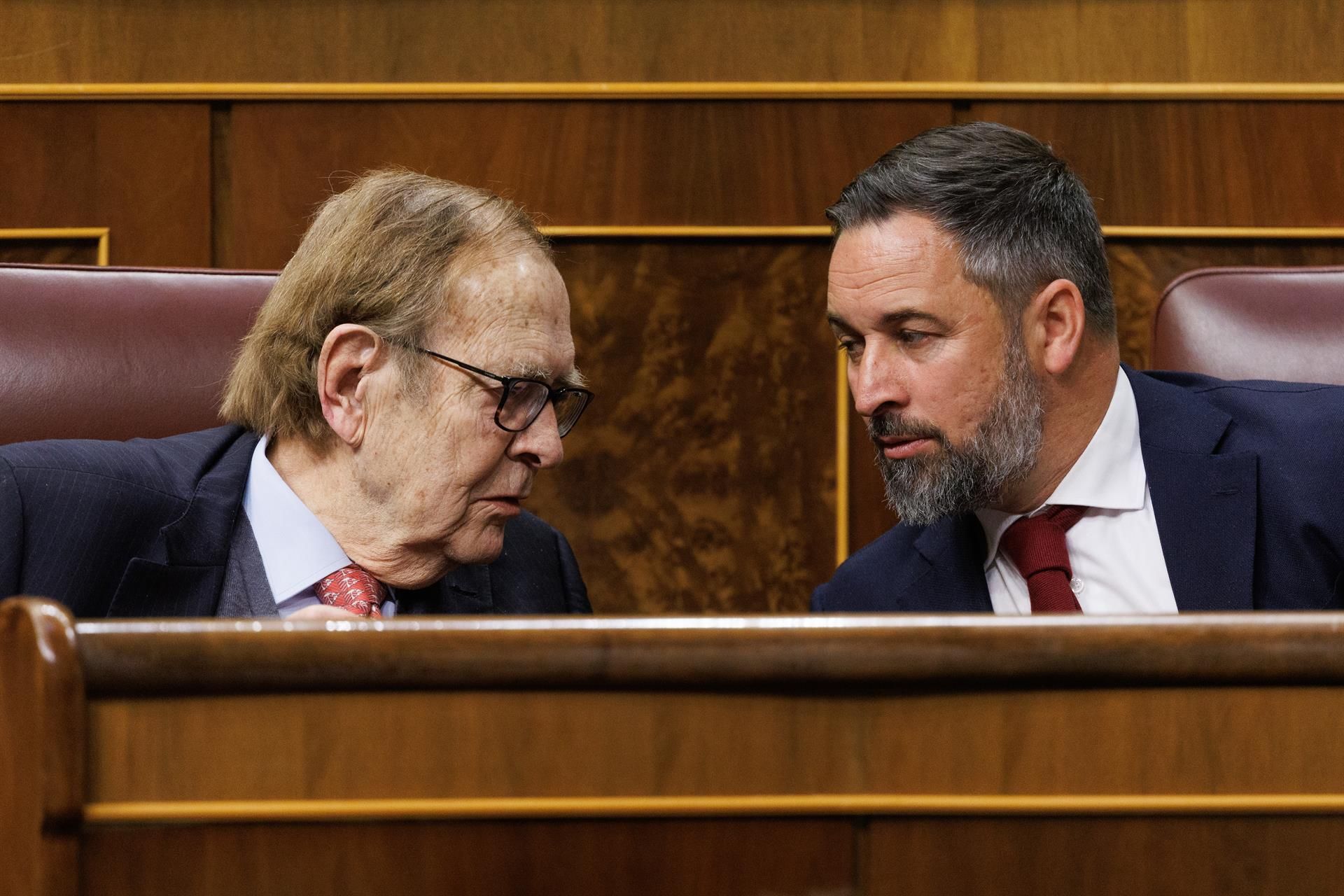 El candidato de la moción de censura, profesor y economista Ramón Tamames (i) y el líder de VOX, Santiago Abascal (d), durante la segunda sesión de la moción de censura - Eduardo Parra - Europa Press.