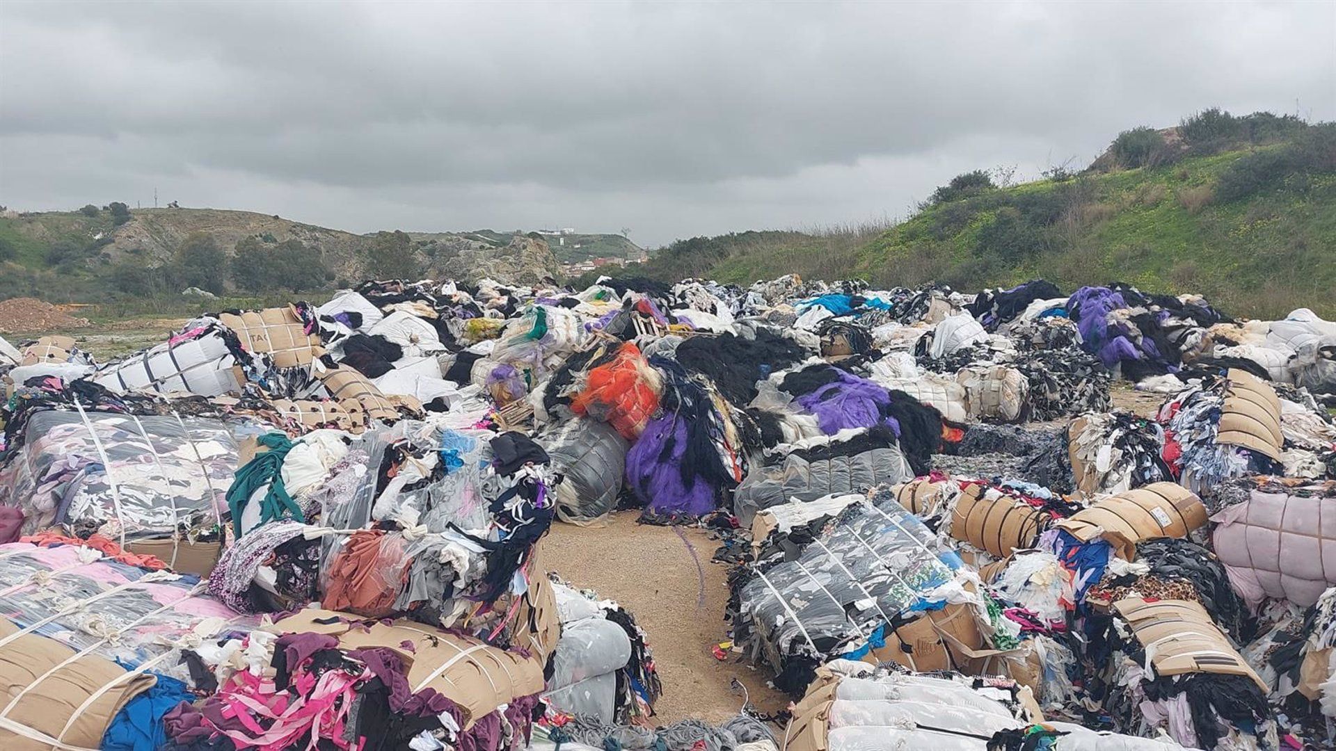 Vertedero ilegal de desechos textiles localizado en parcelas del polígono industrial de Cortijo Real, en Algeciras (Cádiz) - ZONA FRANCA DE CÁDIZ.