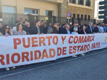 Una imagen de la concentración de esta mañana a las puertas de Subdelegación del Gobierno en Cádiz.