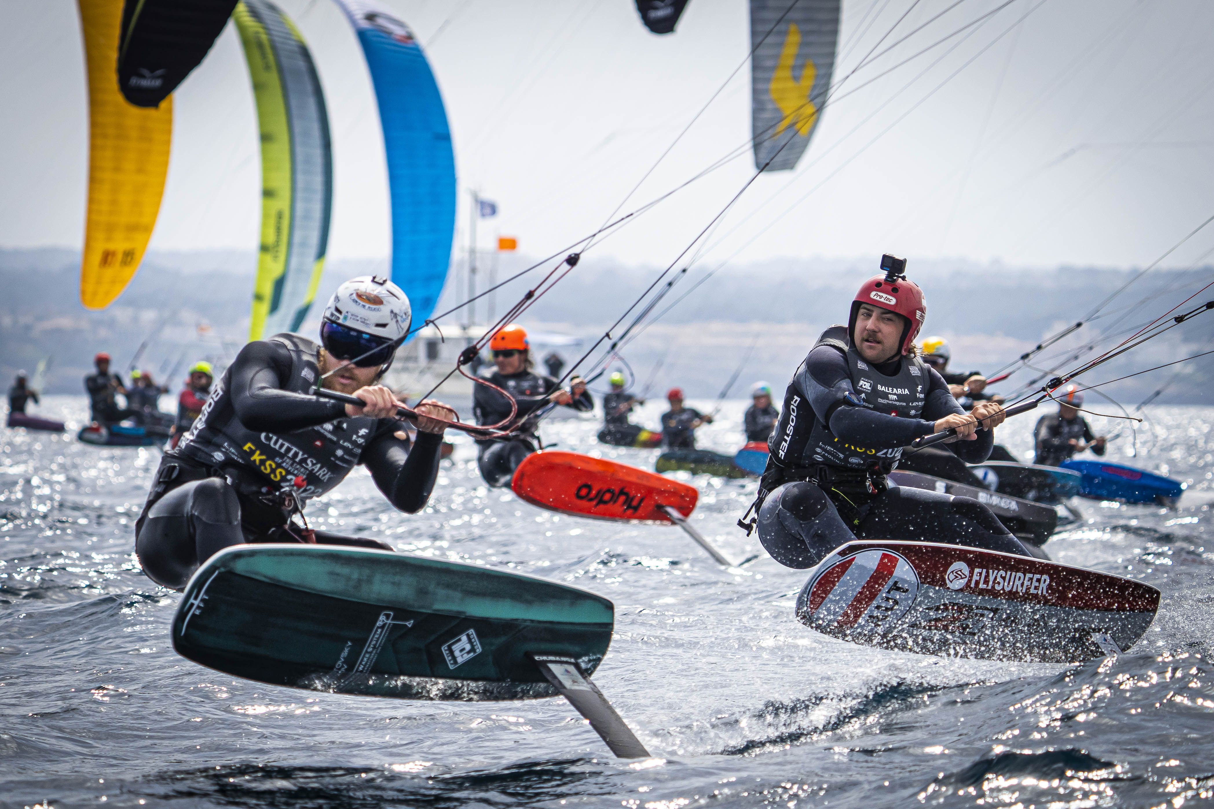 Primer plano de los regatistas durante una salida en el Formula Kite Spain Series en 2022/Foto: ©Toni Forqués
