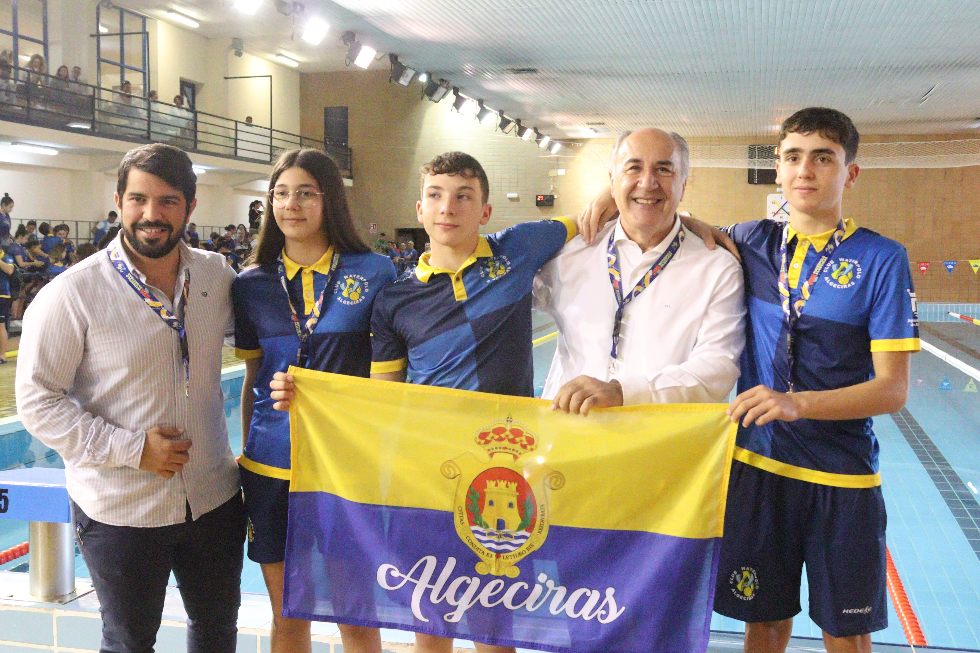 Los jugadores del CW Algeciras, Aitana Jiménez, Daniel Oliva y Federico Rodríguez posan con el concejal de Deportes y el alcalde de la ciudad