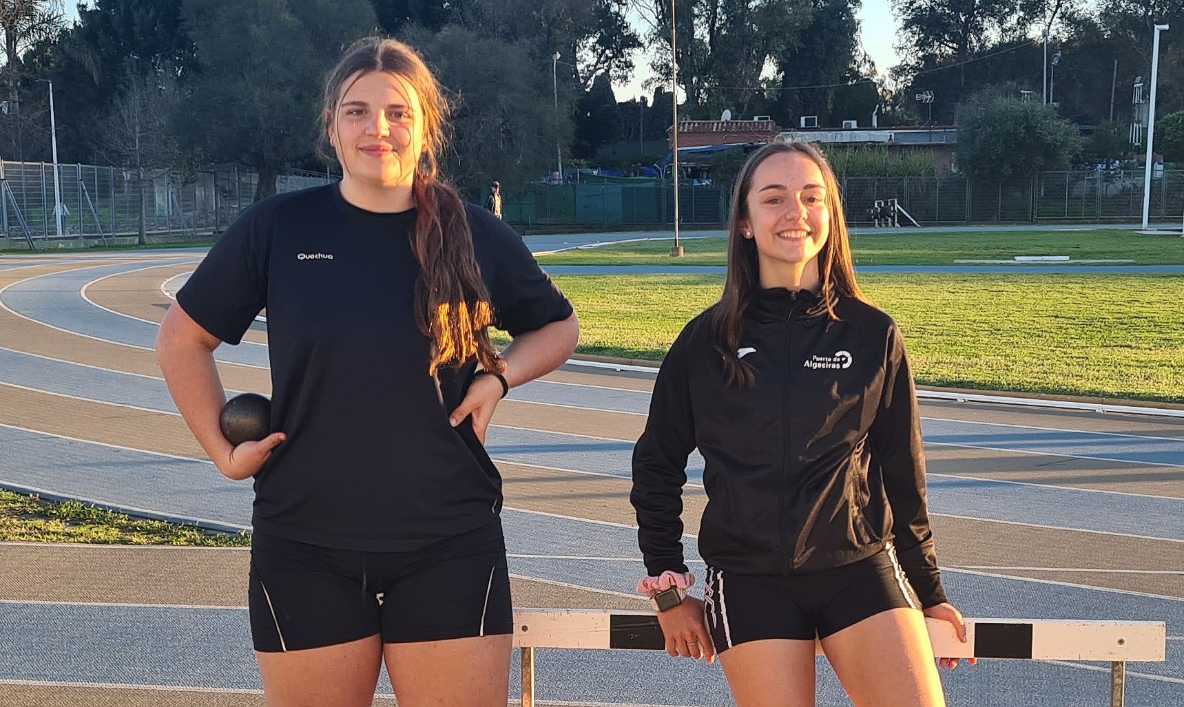 Julia Marina Del Río y Elena Ruiz, atletas del CA La Inmaculada, antes de viajar a Ourense al Campeonato de España sub-16