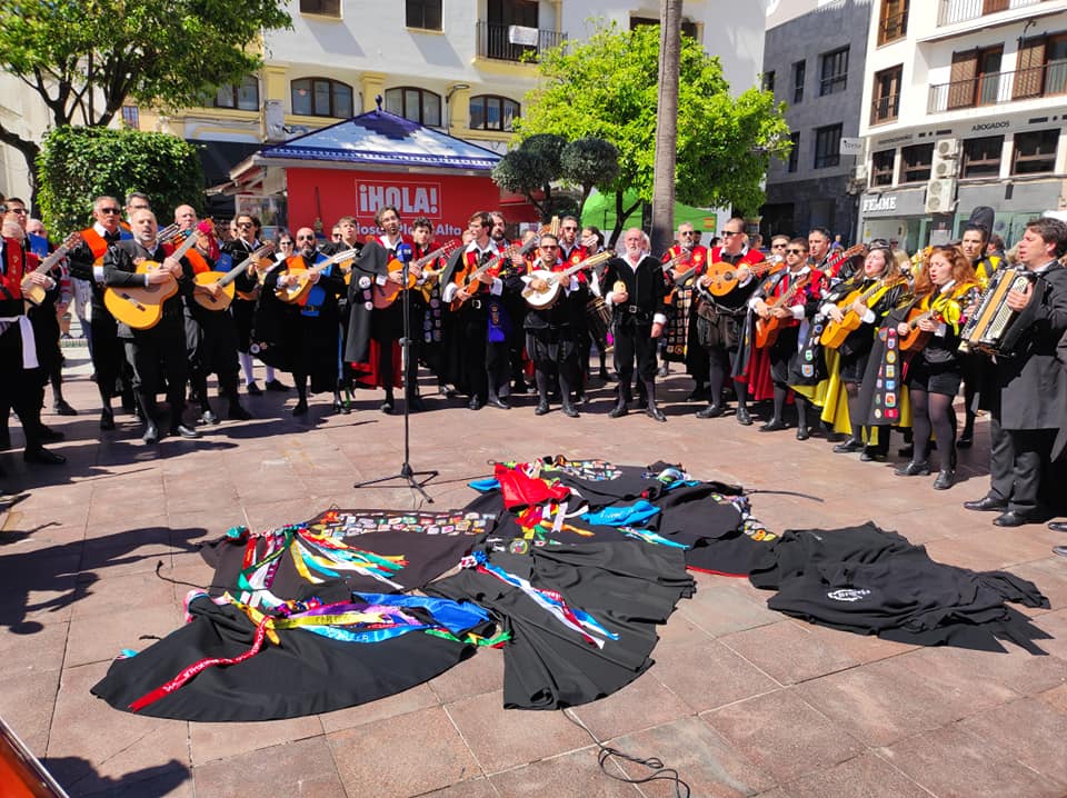 Un momento del homenaje en forma de canción de las tunas a Diego Valencia, en la Plaza Alta.