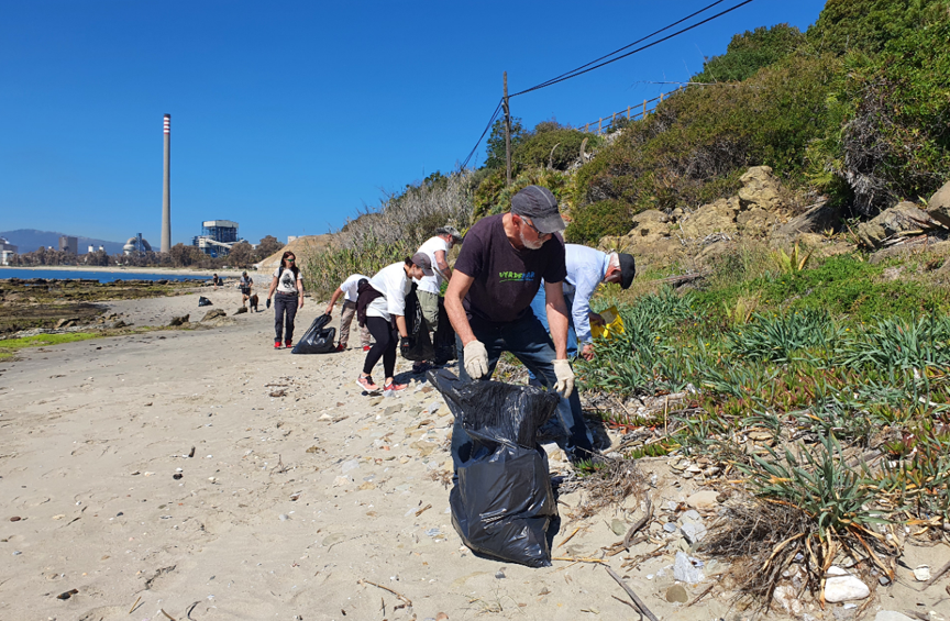 Voluntarios recogen basura en Guadarranque.