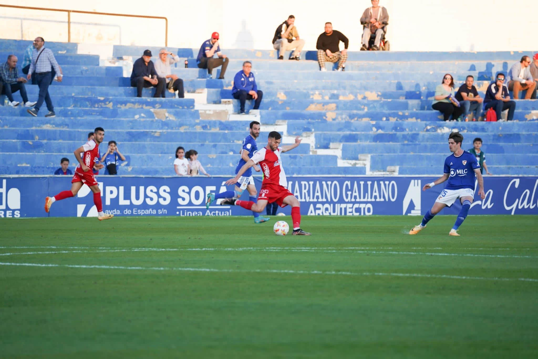 El jugador del Algeciras CF, Iván Turrillo, golpea el balón ante la presencia del ex algecirista, Javi Duarte, del Linares/Foto: LD