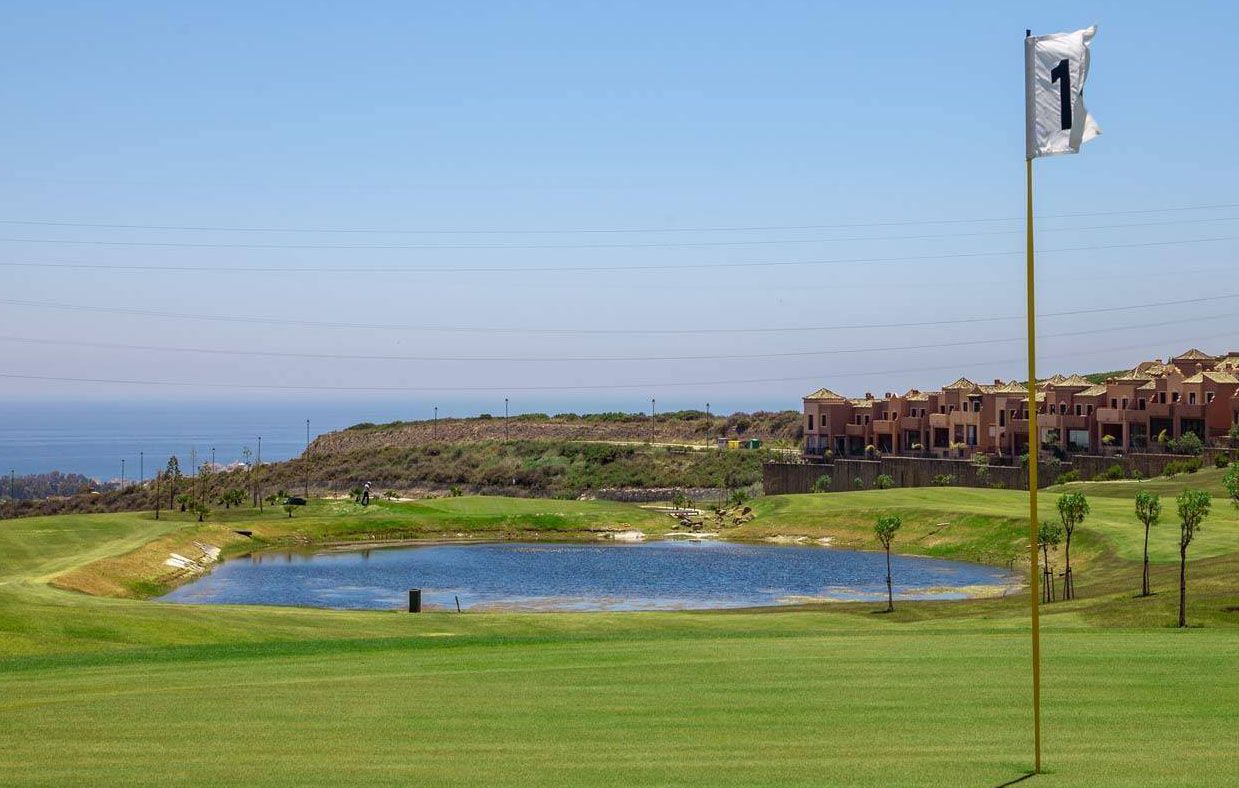 Uno de los hoyos de Azata Golf, en Estepona